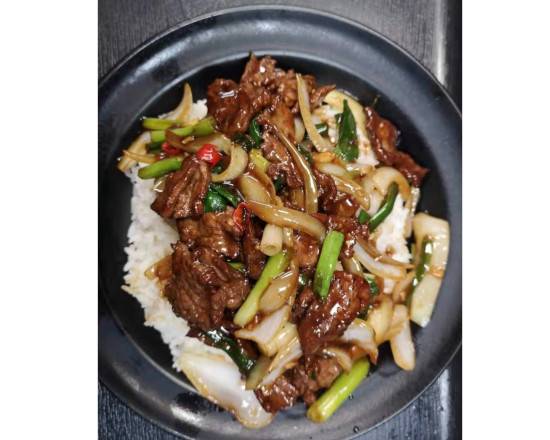Stir fried beef with green onions on rice 葱爆牛肉饭